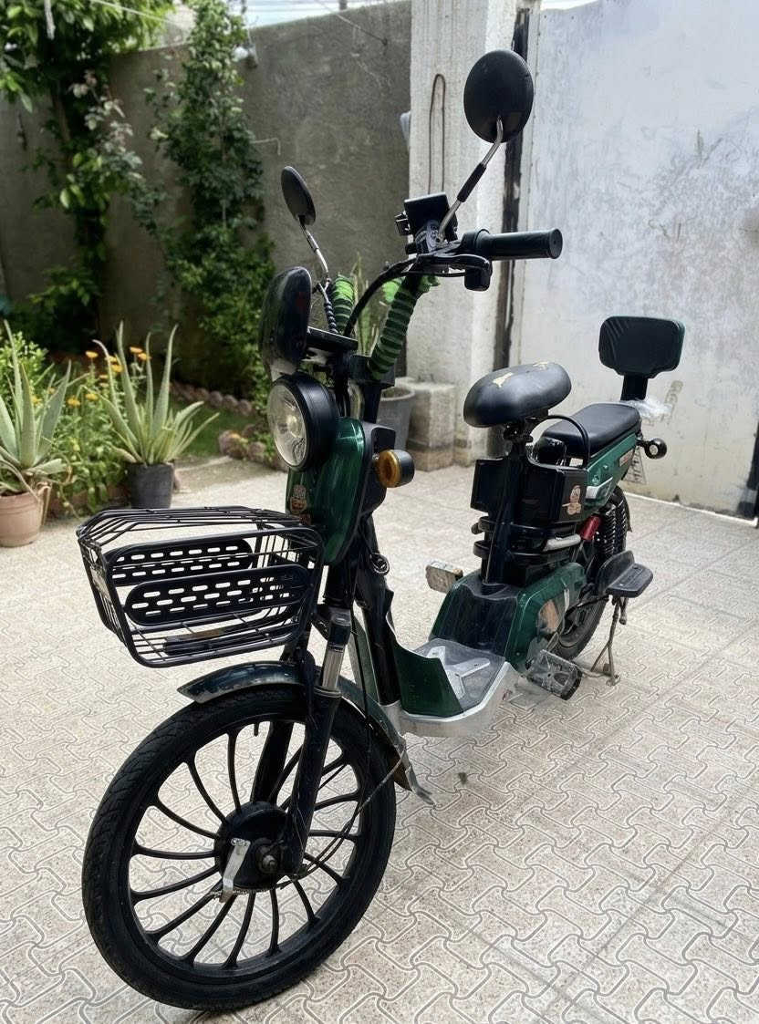 السلام عليكم 
دراجة شحن للبيع 
شركة ULENDO
حجم 20 
موديل 2023
اشاير يمين يسار بدون دبل اشاره 
نشرات جانبية ولايت خلفي ملون 
ترحيب اول ما تشغل 
لايت امامي ابيض 
اربعة بطاريات الحجم الصغير جديدات ما صار شهر من شديتهن 
للملاحظة البطاريات من شركه MR الكورية 16 امبير  
اربع نمر 
الدراجة كفراتها كلش نظيفة عدا الدوسة بيها كسر 
السرعة على النمرة الرابعة 45KM حقيقي
بيها التاير الخلفي بي بنجر تحب تصلحه او تبدلة

السعر : 270 الف وبيها مجال 

*********** 
مكاني ديالى بعقوبة كورنيش ديالى
