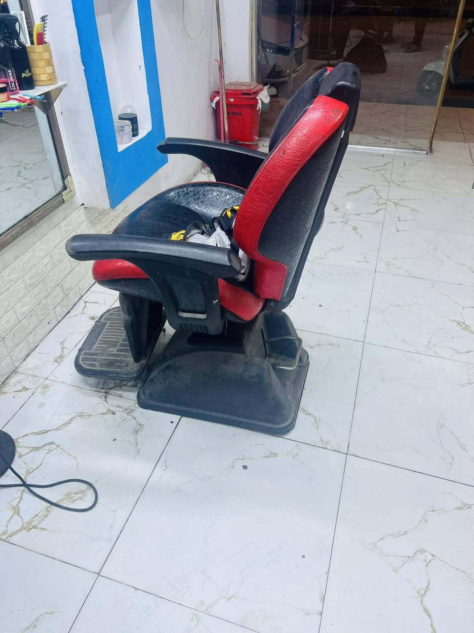 كراسي حلاقه للبيع شيروكي و الثاني ماعرف اسمه الاسود الجك مالته خربان ماعرف شنو بي صراحه و الثاني مابي الجد يصعد وينزل بس الصينيه تحوس مالته وعفته هاذ رقمي للتواصل***********
