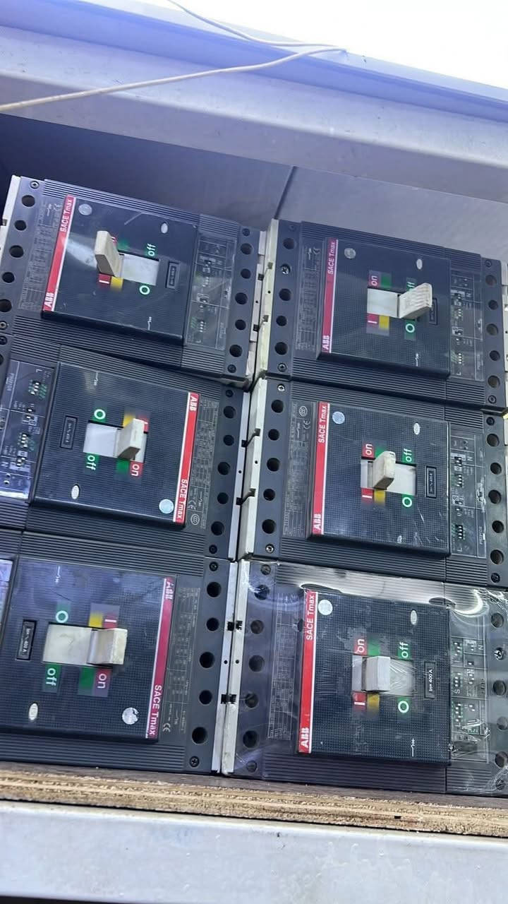 السلام عليكم ورحمة ‎اُللّـﮧٰ وبركاته 
وصول وجبات abb - شنايدر قاطع و كونتكتر 
باله - باكيت نضافه فوول عنوانه عكد النصارى خلف جامع ابو التمن او الاتصال *********** 
واتساب توجد خدمه توصيل لجميع محافظات العراق
