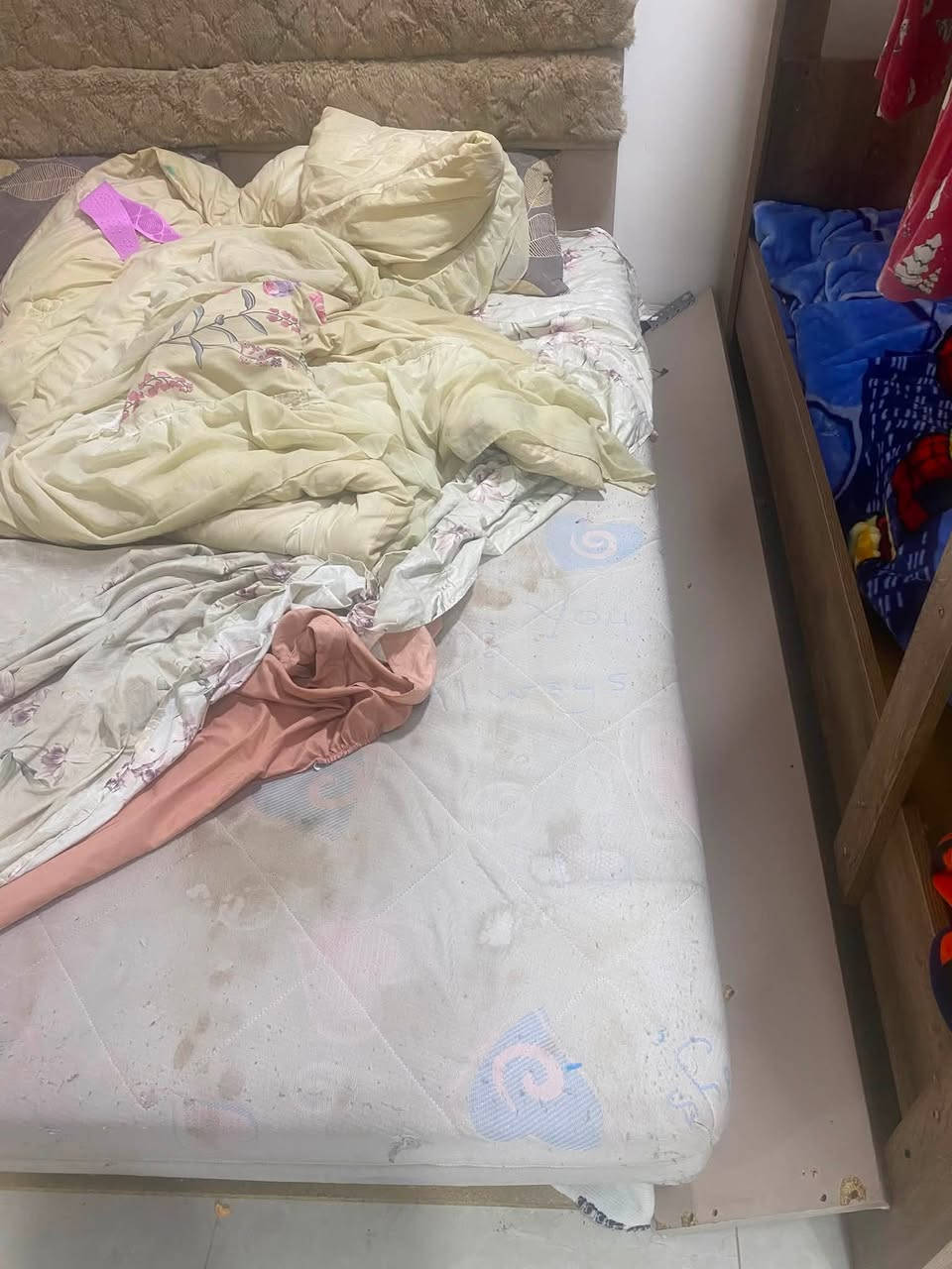 غرفه 5 قطع مستعمله نضيفه بس يراد ترتيب لجربايه وبسعر مناسب جدا  ***********    //250 الف وبيه مجال
