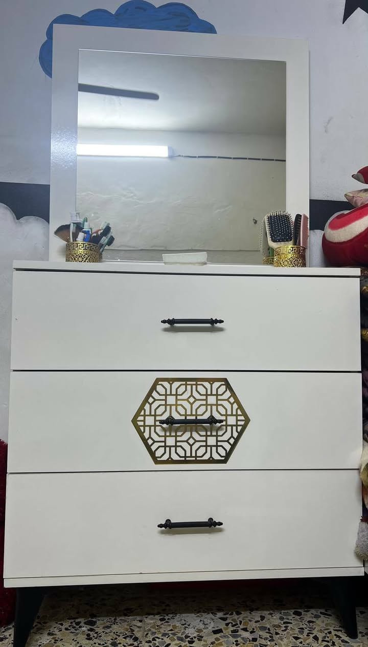 جرباية مع ميز للبيع للاستفسار خاص على الرقم ***********

