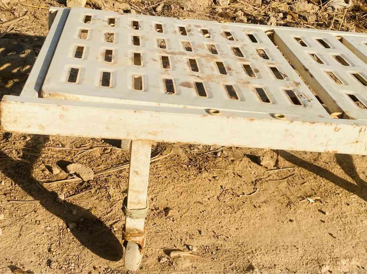 السلام عليكم 
للبيع سرير 🛌 شبه جديد 
متنقل وله ٤ اطارات صغيره 
جهاز رفع وتنزيل شغال 
نضيف جداً 
السعر 100 وبيه مجال 
المكان ذي قار -  الغراف
للأستفسار *********** الشطره, ذي قار
