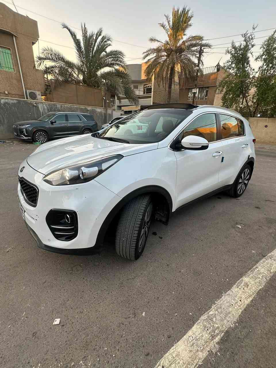 السلام عليكم 
سبورتج خليجي 17
 فول موصافات 
واحد على واحد
 بانوراما  بصمه  حساسات امامي خلفي كشنات كهرباء جنطه كهرباء محرك 2000 دووش كير محرك تبريد على وضع الشركه كتلوكات شركه 5 ويل كب تايرات جدد ماشيه 88 الف  مال بيت السياره مكفوله سماعات Jbl ستريو ام بي فاير دمامات  بلاديه 
مري ترحيب وشفط داخل عسلي 
مكاني بغداد الامين الثانيه *********** 
السعر 180 ومجال قليل كلش 
او مراوس حسب القناعه 
السياره بأسمي
