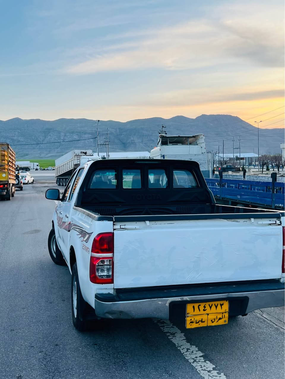 تیۆتا پیکاب هایلۆکس (مەرزیە) تاک ئەکسل 2010
گێڕ ئۆتۆماتیک..
پارچە ڕەش لەسەر ساغی
سیستمی غازی بۆ بەستراوە..
ناو سوور..
چوار تایەی نوێی لەژێر دایە..
مەکینەو گێڕ بە شەرت..
تەنیا قەپاغی کراوەتەوەو واشەری گۆڕدراوە..
نرخ :  155 گەڵاو کەمێک معامەلە.
رەقەم تەلەفۆن(***********) بشدار, السليمانية
