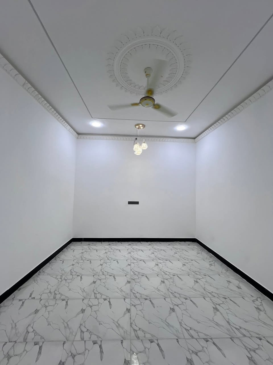 بيت الاحلام بتصميم عصري وحديث مكون من طابقين للبيع ✨

📐 المساحة 200 متر
🏗️ بناء حديث + الأرضية رفت
📅 سنة البناء 2026

يحتوي البيت على:
🛋️ استقبال
🛋️ صالة بكل طابق
🍴 مطبخ
🛏️ 4 غرف نوم
🚿 صحيات داخلية وخارجية
🚿 صحيات بكل طابق
🚗 كراج

📄 جنس العقار:
طابو ملك صرف زراعي عراقي سند 25

⚡ جميع الخدمات متوفرة:
💧 ماء
⚡ كهرباء
🛣️ شارع 10 متر

📍 العنوان:
البصرة – محيلة
قرب سوق محيلة / شارع مشروع الماي

💰 السعر 150 مليون وقابل للتفاوض

للاستفسار أكثر يرجى التواصل أو زيارة مكتبنه:
📞 ***********
📞 ***********

مكتب ساني للاستثمار العقاري 🤍
