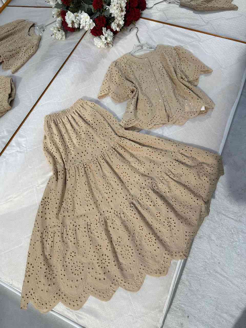 ويا صباح الحب🩷🎀🎀🎀
كوستم قطعتين تنورة وجاكيت تموت🙈🩷
كيبور والخامة كلش ممتازة شرط الفحص🥰
الالوان موضحة بالصور والقياسات 38–48
والتوصيل اكيد مجاناً لجميع محافظات العراق💃


**إذا كنت صاحب هذا الإعلان وتريد حذفه لأي سبب، رجاءا أرسل رسالة إلى الدعم الفني**