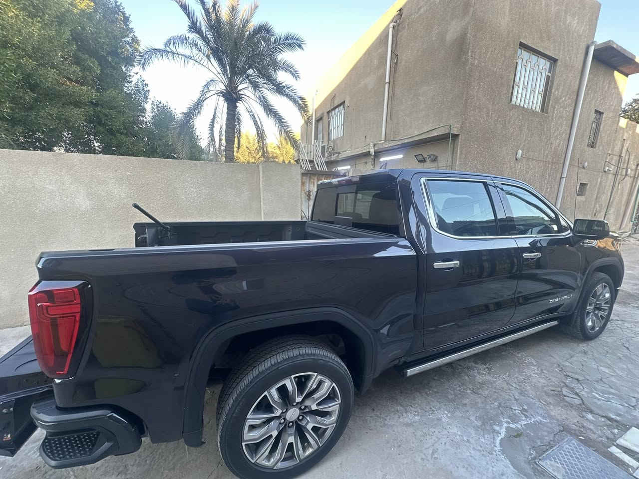 للبيع: جمسي سييرا دينالي 2023 (طلب خاص)
🔹 المعلومات الأساسية:
* الموديل: 2023
* الفئة: دينالي (طلب خاص)
* المحرك: V8 سعة 5.3 لتر
* ناقل الحركة: أوتوماتيك
* الدفع: رباعي
* التشغيل: يوجد مفتاحان أو بصمتان
* لوحات السيارة: رقم بصرة حمل الجديد
* الحماية: تغليف PPF

🚘 المواصفات الخارجية:
* جنوط ألمنيوم دينالي خاصة
* إضاءة أمامية LED كاملة
* إضاءة نهارية LED
* مرايا جانبية كهربائية مع إشارات انعطاف
* شبك أمامي دينالي مميز
* مقابض أبواب كروم
* دوسات جانبية كهربائية تفتح تلقائيًا عند فتح الأبواب
* باب صندوق خلفي ذكي يفتح بعدة وضعيات
* زجاج كهربائي كامل
* حساسات أمامية وخلفية

🛋️ المواصفات الداخلية:
* مقاعد جلد فاخر دينالي
* مقاعد أمامية كهربائية
* ذاكرة مقاعد
* تبريد وتدفئة للمقاعد
* شاشة وسطية كبيرة
* دعم Apple CarPlay وAndroid Auto
* نظام صوتي فاخر
* تحكم بالمقود متعدد الوظائف
* مثبت سرعة
* تشغيل بدون مفتاح
* مكيف أوتوماتيك متعدد المناطق
* إضاءة داخلية محيطية
* شاشة عدادات رقمية

🛡️ أنظمة الأمان والسلامة:
* وسائد هوائية أمامية وجانبية
* نظام مانع الانزلاق
* نظام الثبات الإلكتروني
* نظام مراقبة النقطة العمياء
* نظام التحذير من الاصطدام
* نظام المحافظة على المسار
* كاميرات محيطية
* نظام الفرامل المانعة للانغلاق (ABS)
* نظام توزيع قوة الفرامل (EBD)

🔸 حالة السيارة:
* تعرضت لحادث غرق فقط
🔸 رقم الشاصي (VIN):�3GTUUGED6PG110809
💰 السعر: 480�رقم الهاتف: ***********
