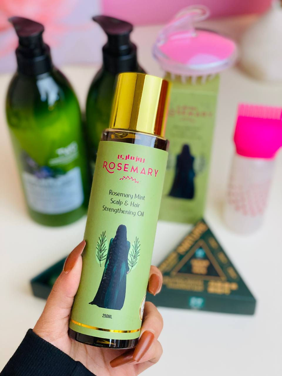 مجموعة منتجات TWG Rosemary Mint لتقوية الشعر. 😍✨

تتضمن المجموعة شامبو وبلسم وزيت وصابونة مقويات للشعر،  غني بالبيوتين وإكليل الجبل والنعناع. 
 
للحصول على شعر أطول وأكثر صحة، وتوفر القوة واللمعان والتغذية. 🍀✔️

مع الهدايا فرشة مدلكة لتقوية فروة الرأس والشعر، وعلبة تعبئة الزيت 🎁
 
أحجام الشامبو والبلسم  800 مل، والزيت 250 مل.


**إذا كنت صاحب هذا الإعلان وتريد حذفه لأي سبب، رجاءا أرسل رسالة إلى الدعم الفني**