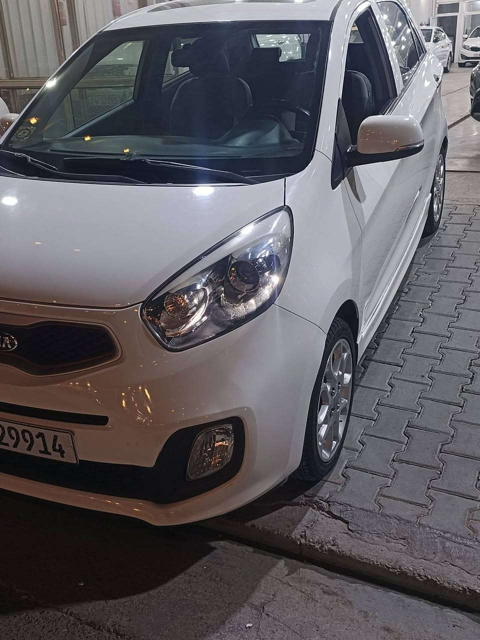 السلام عليكم 
كيا بيكانتو خليجيه شركه الدولية 2015 ماشيه 38كيلو مقفوله عام من الصبغ والضربه والتبديل 
المواصفات 
فول الفول مواصفات فتحه بصمه لد امامي خلفي ويل كب مري شفط ترحيب يدات نيكل دشبول أبيض دبل ايرباك حساس كامره السياره فئه جيتي لاين محرك 4سلندر الكبير كير ومحرك تبريد صدر مكفول رقم بغداد هزه وسنويه ورقم كله جديد باسمي السعر 112ورقه 
العنوان بغداد الاعظميه قرب ساحه عنتر 
الهاتف/***********
