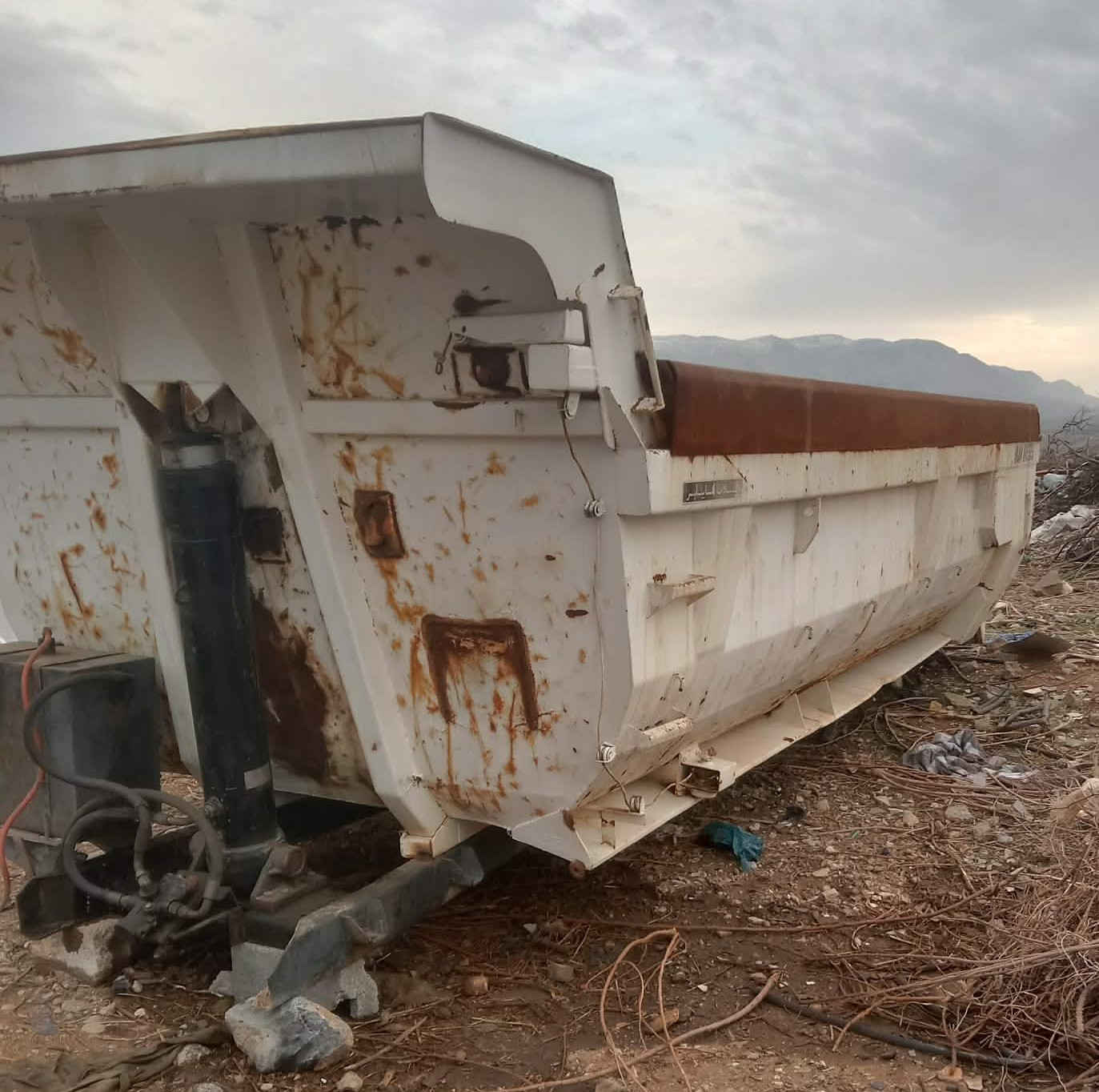 سلاوي خواتان ليبيت
ئةم بؤدية بؤفرؤشتنة 
لةسةر خشك دام گردووه 
كامل جاهزه مكان دربنديخان 
***********
