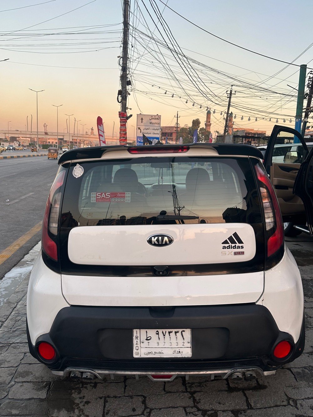 للبيع: كيا سول (Kia Soul) موديل 2015 - السيارة نظيفة
السيارة وارد أمريكي، بحالة ممتازة ومواصفات .
• المحرك: 1600 GDI (اقتصادي وقوي).
• الحالة الفنية: السيارة حادثها "جاملغ خلفي".
• السنوية باسمي الشخصي، والتحويل في اليوم التالي مباشرة .
للاستفسار والتواصل:
يرجى الاتصال على الرقم: ***********
شكد مشايتها حالياً؟ وهل الجير أوتوماتيك لو عادي؟: 
ماشيهه فوك ال100 كير اوتماتيك 
أي فئة بالضبط من الكيا سول 2015؟ وبيها مواصفات إضافية مثل شاشة، كاميرا، فتحة، بصمة أو حساسات؟: 
سول موديل 2015 وارد امريكي حادثهه حاملغ خلفي بدون اي ضرر 
وين مكان السيارة بالضبط بالعراق حتى يجي المشتري للمعاينة؟: 
بغداد البلديات 
بعد حادث الجاملغ الخلفي، شنو الأجزاء اللي متبدلة أو متصلّحة؟ وهل بيها أي ضرر بالمكينة، الكير، الشاصي أو التبريد؟: 
حادثهه جاملغ خلفي بدون اي ضرر 
السعر شكد المطلوب؟ وهل قابل للتفاوض لو نهائي؟: 
105 ورقهه وبيهه مجال 