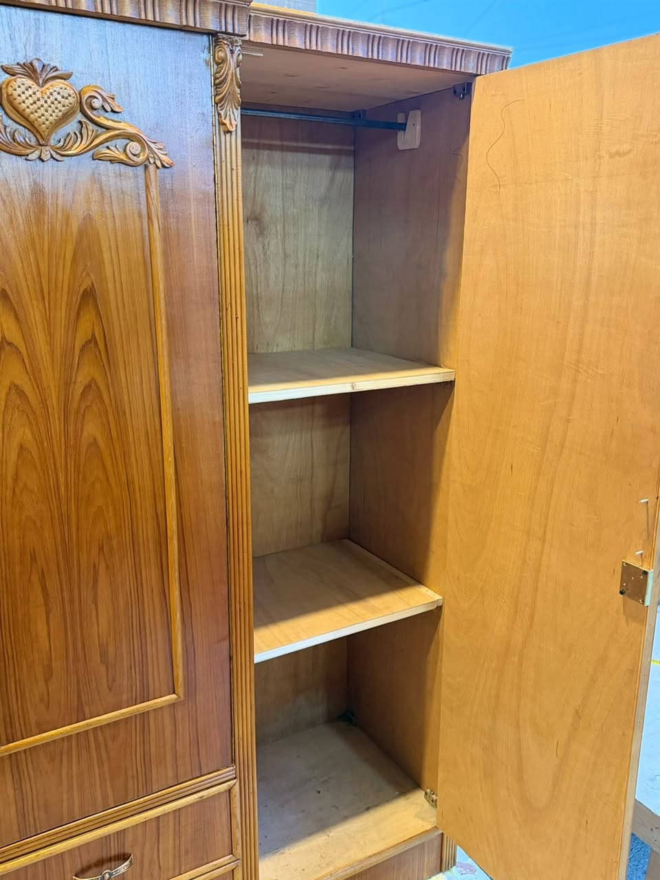 السلام عليكم ✋
عرض خاص ومغري بس 190 قفل بدون معامله🔒 
توفر لدينا من جديد كنتور صاج 3 أبواب شغل درجه اولى زان💥 
للاستفسار وتساب *********** مباشر💪 *********** النظافة 💯💯🦅 
مستعدون لشراء غرف النوم والقناصير المستخدمة 🌿
