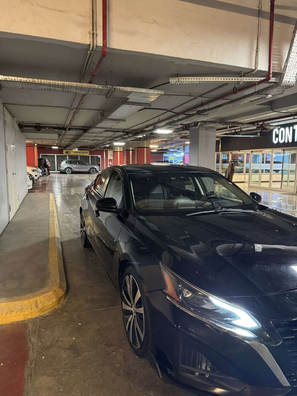 نيسان التيما موديل ٢٠٢٢ SR فول مواصفات عدا الفتحة كشنات جلد والباقي معروفه مواصفاتها بيها ٣ قطع جاملغ وبنيد وجاملغ الوره من جهة الراكب كلهن مابيها دواخل ولا شاصي ماشيه ٦٨ الف كيلو كيلو مو ميل السعر ١٤٥ وبيها مجال للشراي
