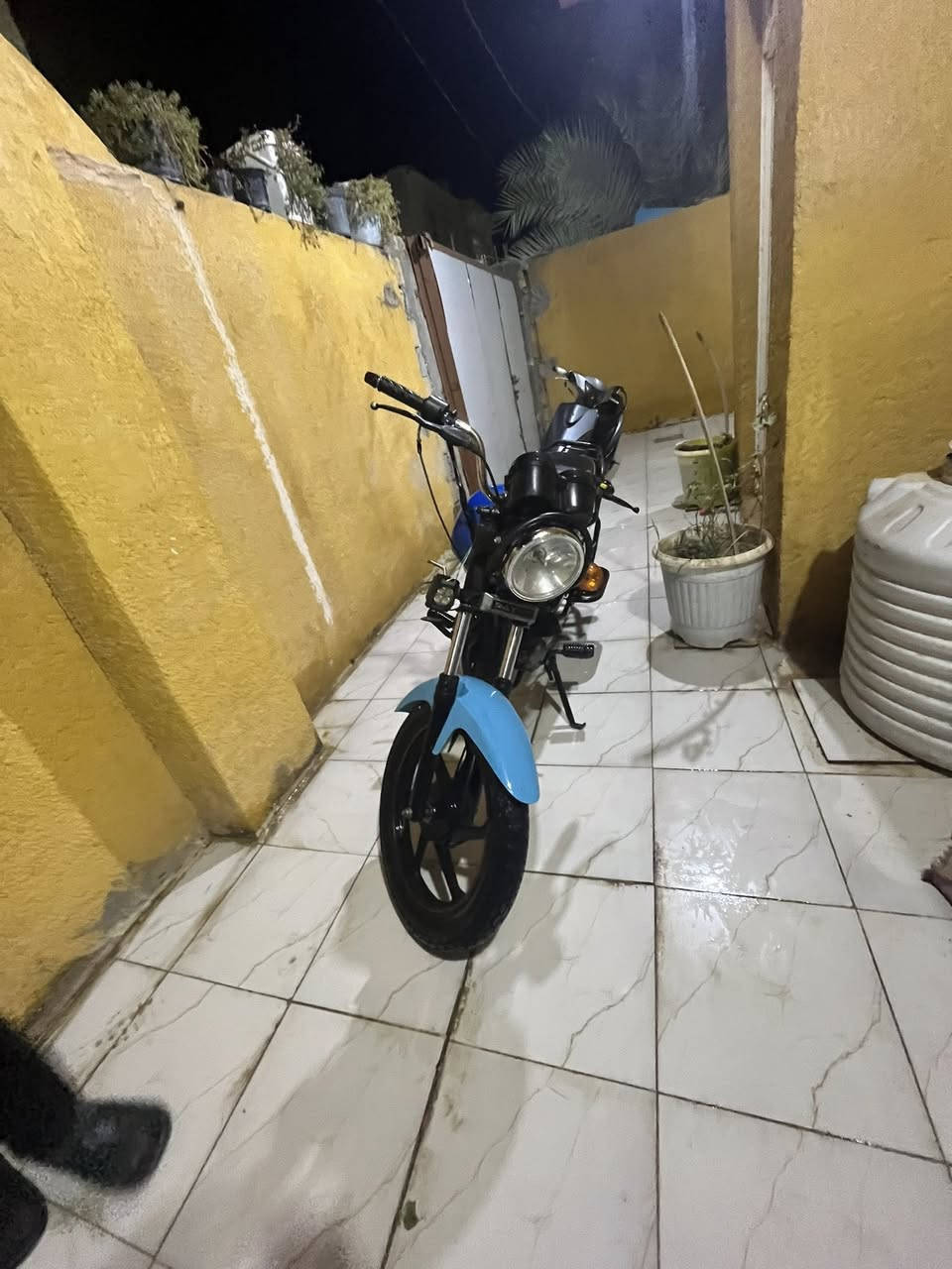 يالله سلام عليكم دايون موديل ٢٠٢٠لون احمر بس مبدل كما واضح في الصوره الدراجه بيه نقوصات اشاره وستان عدل وقبق زنجيل فقط مال جناي اوراق اصولي سعر مليون وبيه مجال مكلف بلنشر رقم صاحب الدراجه ***********
