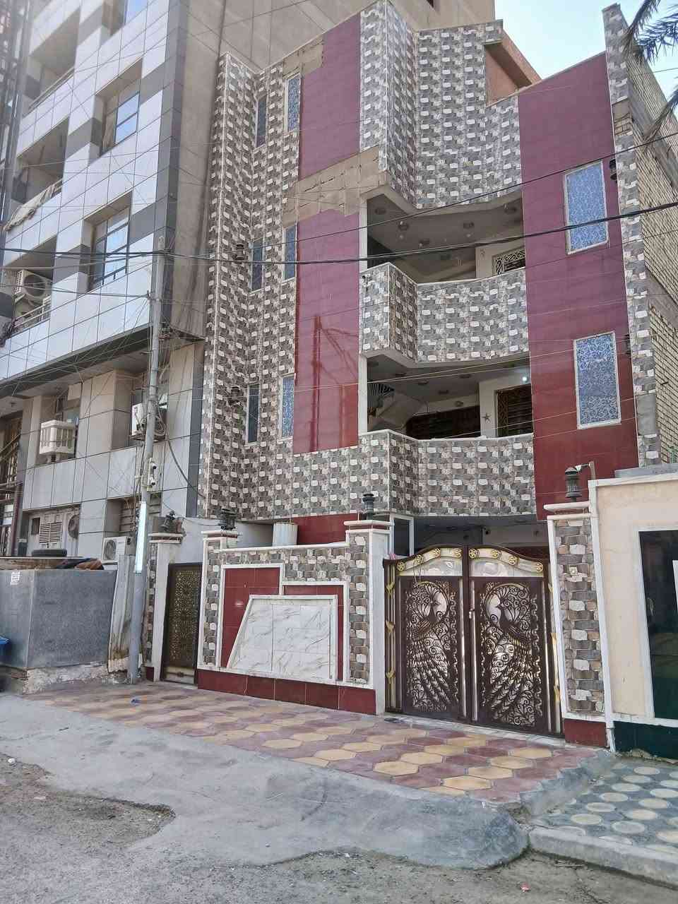 بناية متكونه من ثلاث طوابق ملك طابو صرف مساحة ٢٨٠م يحتوي كل طابق ع غرفة خطار ومطبخ وصاله وصحيات عدد ٢ وثلاث غرف نوم  العنوان بغداد البلديات مقابيل سنتر ابو الجود ثاني بناية ع الشارع العام  اي استفسار ع الخاص او ع هاذي الرقم
***********
 ‎0770 322 0946
