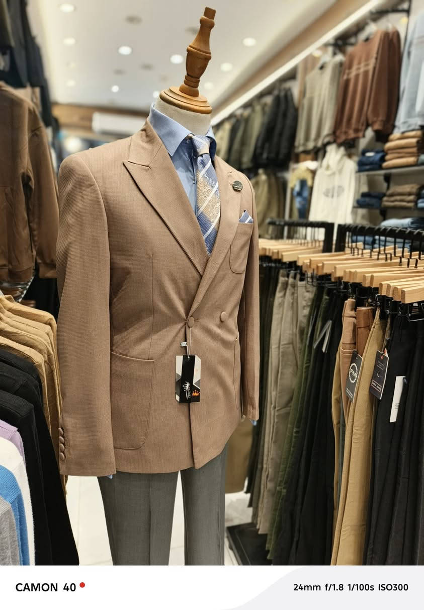 ✨ سوت رجالي فاخر – ماركة إيطالية أصلية 🇮🇹 ✨
🌟 تصميم يجمع بين الأناقة الكلاسيكية واللمسة العصرية
🧵 خامة ممتازة وأنسجة فاخرة تمنحك راحة وأناقة طوال اليوم
🔹 تفصيل إيطالي دقيق يناسب المناسبات الرسمية والاجتماعية
🔹 ألوان راقية ( بيج) اختَر ما يناسب ذوقك
🔹 متوفر مقاسات متعددة
🎩 لأنّك تستحق الأفضل… ارتدِ الأناقة الإيطالية!

📍 زورونا في مجمع عمار
📞 للحجز والاستفسار: <رقم الهاتف>
***********
