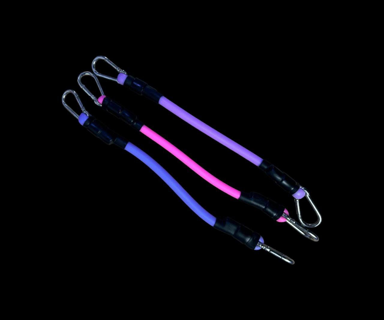 حبل تمارين الكاحل بالمقاومة – مجموعة تدريب الأرجل المتكاملة

الاستخدامات:

مثالي لتمارين الجزء السفلي من الجسم وتقوية عضلات الساقين والكاحلين والأرداف.

مناسب للتمارين المنزلية أو في الجيم لتحسين المرونة والتوازن.

يستخدم في إعادة التأهيل بعد الإصابات الرياضية لتقوية العضلات تدريجيًا.

يمكن استخدامه في تمارين المقاومة المختلفة مثل رفع الأرجل، فتح الورك، وتمارين التمدد.

المميزات:

تصميم مريح وآمن: أحزمة كاحل مبطنة بالإسفنج ومغطاة بالقماش القوي لتوفير راحة أثناء التمرين.

مواد متينة: الحبال مصنوعة من اللاتكس عالي المرونة لتحمل الشد المتكرر دون تلف.

مشابك معدنية قوية تمنح ثباتًا عاليًا وسهولة في التثبيت والإزالة.

طول حبال المقاومة: 32 سم

ألوان أنيقة: تصميم جذاب باللون الوردي والبنفسجي يمنح طابعًا أنثويًا عصريًا.

سهولة التخزين والنقل: يأتي المنتج داخل كيس قماشي أسود مزوّد بخيط سحب للحفظ والنقل بسهولة.

محتويات الصندوق:

2 أحزمة كاحل مبطنة مع حلقات معدنية.

3 حبال مقاومة بألوان مختلفة.

كيس تخزين قماشي أسود. (طول الكيس: 24 سمعرض الكيس: 30 سمارتفاع الكيس: 3 سم)

الملاحظات:

يفضّل التأكد من تثبيت المشابك جيدًا قبل البدء بالتمارين.

يُنصح بعدم شد الحبال بقوة مفرطة لتجنب فقدان المرونة مع الوقت.

مناسب للرجال والنساء بجميع مستويات اللياقة.

يُغسل الكيس والأحزمة يدويًا بالماء البارد فقط.

⭐يوجد خدمة توصيل لجميع المحافظات


**إذا كنت صاحب هذا الإعلان وتريد حذفه لأي سبب، رجاءا أرسل رسالة إلى الدعم الفني**