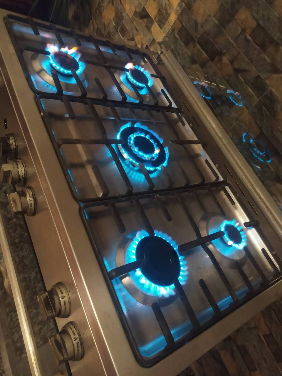 طباخ ايطالي 5 مشاعل نظيف جدا كله شغال عالفحص ناره زركه وقويه. يوجد توصيل


**إذا كنت صاحب هذا الإعلان وتريد حذفه لأي سبب، رجاءا أرسل رسالة إلى الدعم الفني**