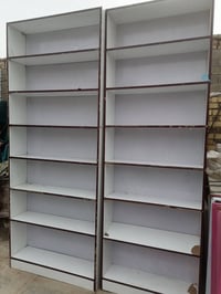 رفوف خشب • ميز مكتب • الديوانية