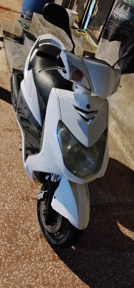 دراجه سكنس فحل نوزل نضيفه مجفته مرة وحده بلادي لون ابيض نقص باتري هابط السعر 650 الف بيها مجال *********** للتواصل
