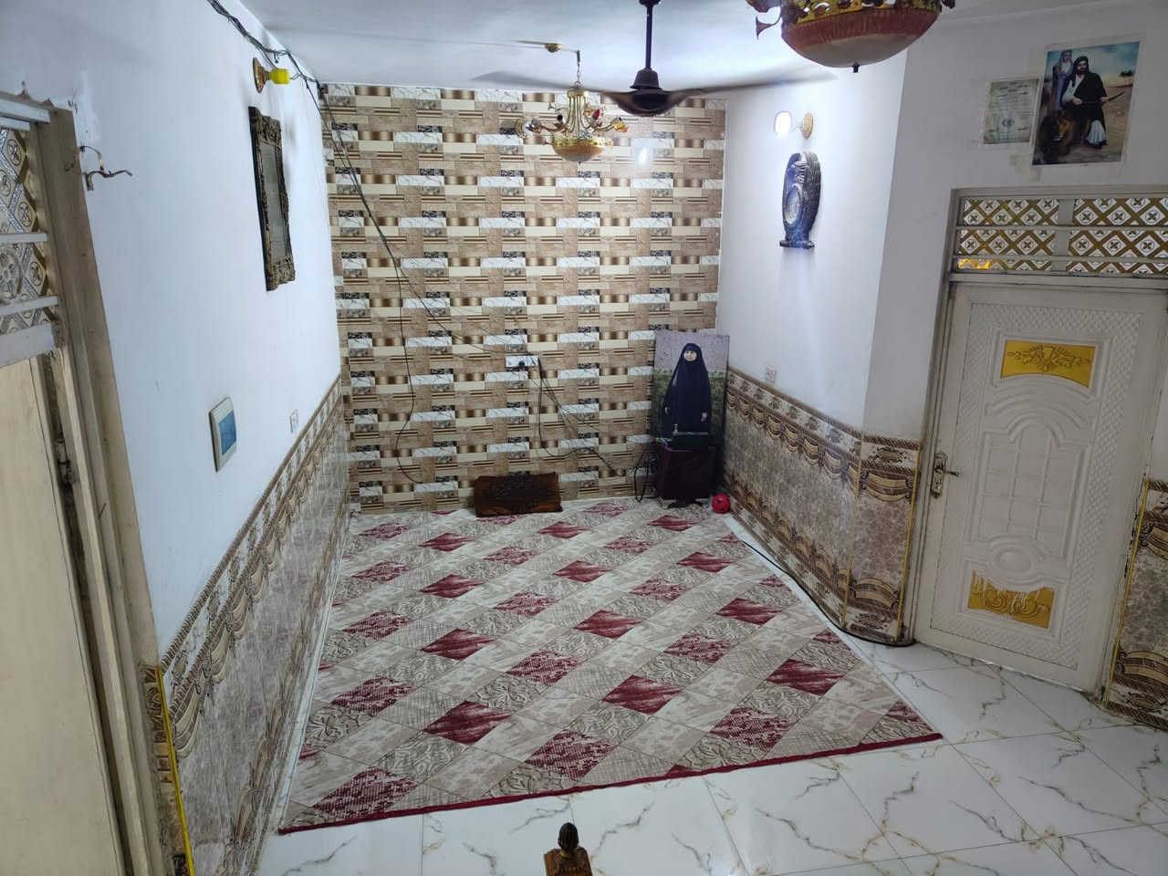 السلام عليكم ورحمة الله وبركاته 
بيت للبيع المساحة 500 متر 
خلف بانزين خانة عگيل 
مساحة البناء 160 متر طابقين
 يحتوي على اربع غرف نوم وصالة ومطبخ واربع حمامات واستقبال داخل البيت تصلح ان تكون غرفة نوم ايضا 
المساحة المتبقية تحتوي على استقبال خارج البيت وغرفة وحديقة مساحتها 140 متر 
للاستفسار الاتصال على الرقم ***********
