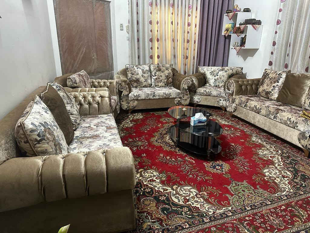 قنفات خمس قطع ثنين كبار وثلاثه صغار
استعمال قليل ونظاف بدون كسر او تمزيق او بقع 
مكاني البصرة القبلة حي المهندسين 
للتواصل على رقمي الخاص 

+964 772 292 6973
@
