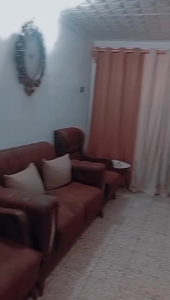 سلام عليكم  تخم للبيع مستعمل  المقاعد جلد مع كوشات  لون قهوائي ولكوشات جكليتي سعرة ٤٥٠ وبي مجال مع البردات لي معروضة بل فيديو  ويوجد فرشة كنبار  جديدة مستعملة قليل ***********
