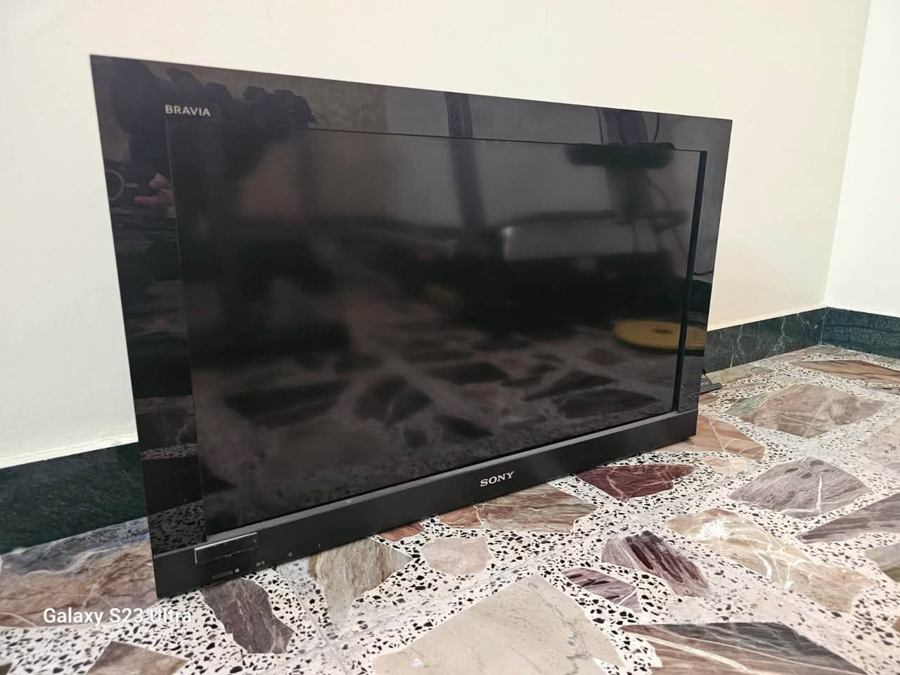 السلام عليكم 

شاشه Sony BRAVIA LCD  ٣٢ بوصه 

مستخدم شي قليل وحيل نظيف للامانه بس نقص ريمونت

مواصفاته :

الصوره HD 720p

نظام صوت محيطي (Dolby Digital) و مخرج سماعة رأس

منافذ HDMI: عدد 2 (خلفي) لربط أجهزة الريسيفر أو الألعاب

منفذ USB 2.0: عدد 1 (جانبي) 

مدخل كمبيوتر (D-Sub) مع مدخل صوت لتشغيل التلفزيون كشاشة حاسوب


**إذا كنت صاحب هذا الإعلان وتريد حذفه لأي سبب، رجاءا أرسل رسالة إلى الدعم الفني**