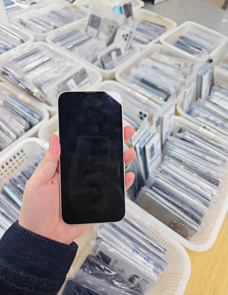 GRADE A+ IPHONE 15 128GB 
ALL COLORS AVAILABLE 
VERY CLEAN 
BATTERY HEALTH 95% AND Above
INBOX FOR PRICE TAG-🏷 BUY AND RESELL FOR GAIN, CONTACT US ON WECHA
WHATSAPP:https://wa.me/message/3J3PGBOD74KXM1


**إذا كنت صاحب هذا الإعلان وتريد حذفه لأي سبب، رجاءا أرسل رسالة إلى الدعم الفني**