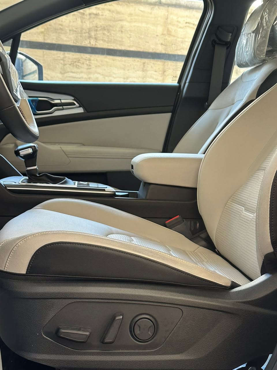 🛑السلام عليكم 
قبل البدء بالاعلان هذي السيارة بيانو بلاك يعني تختلف عن الموجودات بالسوك 
پيانو بلاك محيطي لامع 

كيا سبورتاج خليجي موديل  2026 رقم اربيل
 واب اسمي و تحويل مباشر 

المحرك : 4  سلندر DOHC 2.0 . 
العـــداد : الف  كيلو متر . بعدهة زيرو . 

الضمان : 5 سنوات او  100.000 كيلو متر . 
سنة صيانة مجانية مع تبدلات زيوت وفلاتر مجانية لمدة سنة

 
* ناقل الحركة أوتوماتيك بـ 6 سرعات.
* أوضاع متعددة (Drive Modes).
* نظام مانع الانزلاق (ESP).
* نظام نزول المنحدرات.
* نظام Auto Hold.

* ايرباكات عدد 6 
* حساسات أمامية وخلفية.
* نظام تثبيت مقاعد الأطفال (ISOFIX).
* مقاعد مكسوة بالجلد .
* تحكم كهربائي بالمقاعد الأمامية.
* تدفئة وتبريد للمقاعد الأمامية.
* عجلة قيادة رياضية D-Shape مكسوة بالجلد.
* دخول ذكي.
* تشغيل عن بُعد.
* صندوق خلفي كهرباء .
* شاشة عدادات رقمية متصلة.
* شاشة وسطية تعمل باللمس تدعم Apple CarPlay.
* نظام صوتي مع أوامر صوتية وتحكم من المقود.
* نظام تحكم أوتوماتيكي ثنائي المناطق بالمناخ.
* شاشة لمس مخصصة للتحكم بالتبريد.
* مصابيح أمامية زينون وإضاءة LED نهارية.
* مرايا جانبية كهربائية الطي مزودة بإشارات انعطاف.
* إطارات بقياس 235/50R19.
السعر 250 
للاستفسار الاتصال على الرقم 
***********
