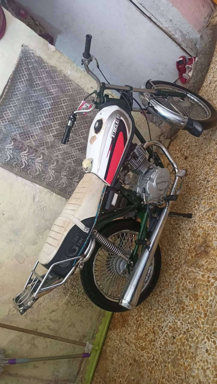 السلام عليكم للبيع نام برو 2018 مفتوح مره واحده كلتشات جدد تحريك معدل خير من الله ماطور كامل ما تصرف عليه ربع نظافه قدام العين الواقع بعد احلى من الصور ومراتبه على ايدي صوته ناعم بس السعر 275  بمجال للطيبين للطيبين المو شراي لا يطب خاص ولا يتعبني وياه  الشراي يطب خاص مكاني شارع الفاروق قرب جامع عمر الاسود هذا رقمي دي واتساب ***********
