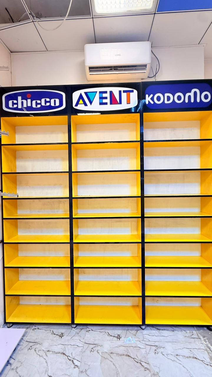 •	رفوف خشب مع إنارة
• نظيف جدًا وحالته ممتازة
 • تصميم جميل وجاهز للاستخدام
#سعر رف الواحد ١٢٥ الف 
———————————————-
ميز كاشر ايضا نظيف جداً وجاهز للاستخدام سعر٣٥٠  الف 
 (ارتفاع الرف ٢٤٠سم ، العرض ١٠٠سم ، العمق ٣٠ سم)
———————————————————
وايضا ستاندستيل ملابس ابيض 
يغطي مساحة ضلع ٢١ متر مربع
التفاصيل اكثر يرجى الاتصال 
***********
