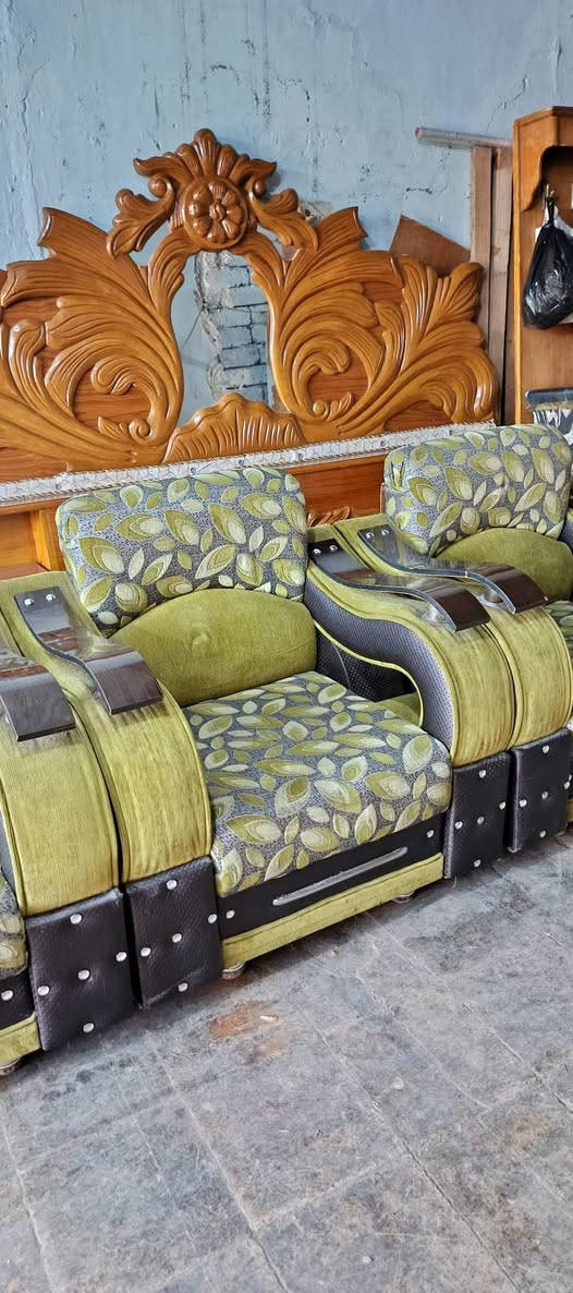 طخم 5قطعه يصير ديوان يدات حل وشد براغي خشب  السعر 150 تواصل خاص ***********
