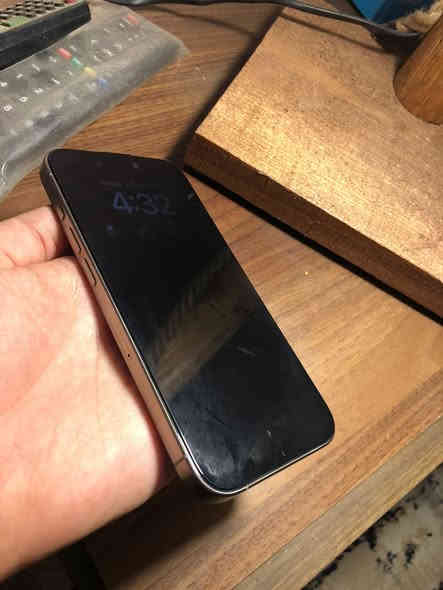 السلام عليكم .. ايفون 15 برو ، لون تيتانيوم ، الجهاز نظيف جداً ومكفول وماداخل تصليح نهائيًا ولا مفتوح ولا بي اي شي ولا اي ضرر .. الجهاز مكفول حتى من الزلغ او الشخط .. نظيف جداً وبحالة الجديد .. بطارية ٨٩ .. ضمان ماستر .. نموذج M .. مع الكارتونة .. ولزگة برايڤت اصلية مع عدة كڤرات ..

السعر ٩٥٠ الف وبي مجال 
مكاني بغداد حي العدل
للاستفسار عالرقم *********** ومتوفر واتساب او هاتف
