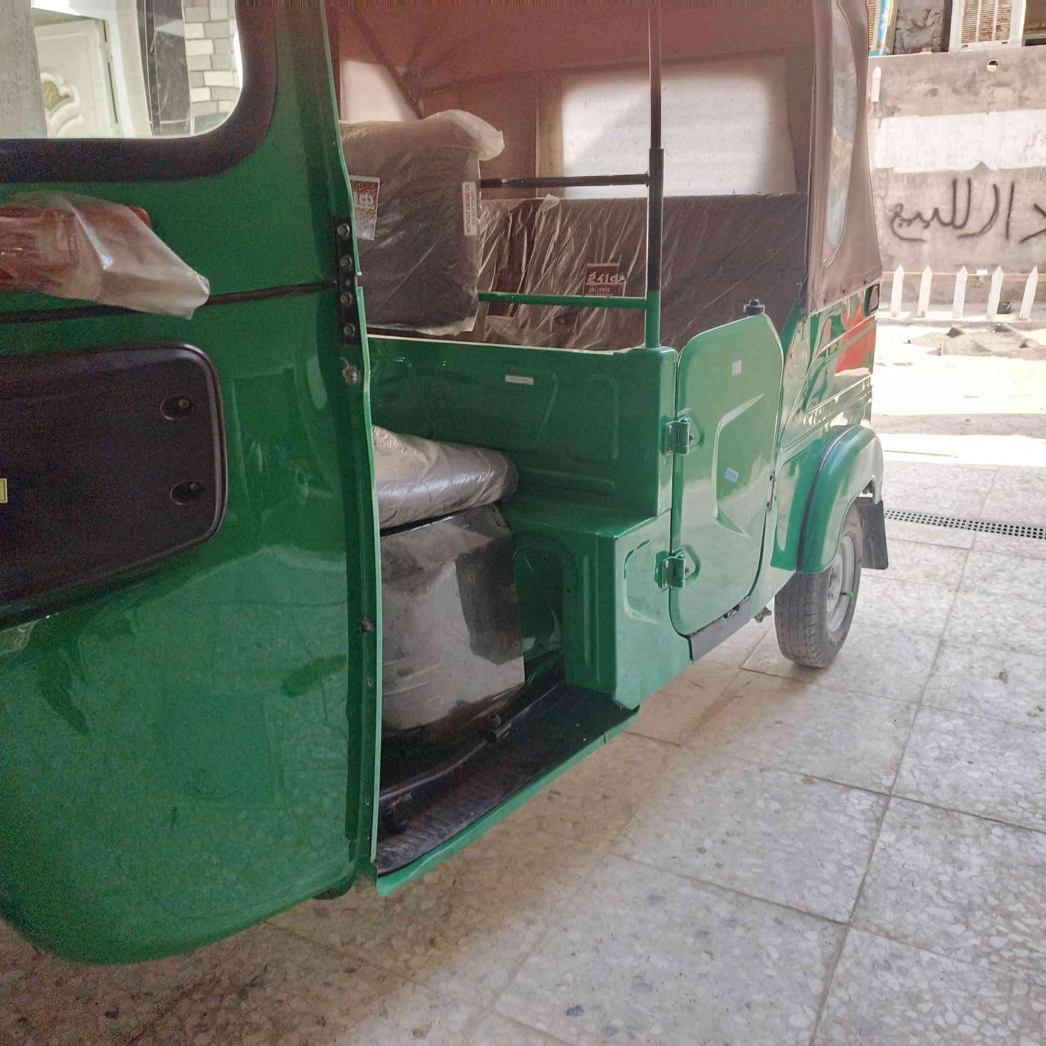 تكتك موديل 22،شهر11  مكفوله من الضربه والصبغ كهربائيات شغاله محرك ما مفتوح بس بيه تنقيص قليل تخم تاير تحويل مباشر السعر ب عشره  وبيه مجال العنوان بغداد العبيدي شارع 20 الرئاسة موبايل ***********
