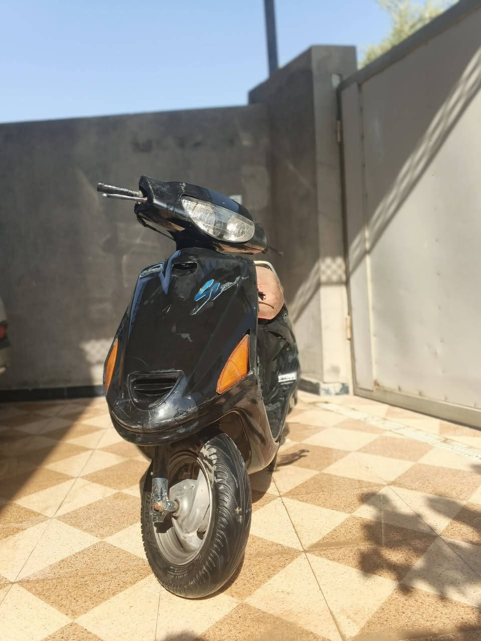 سلام عليكم درجة للبيع متوازي السعر 350 وبيها مجال شيء قليل دراجه ما مفتوحه ابدا كل شيء شغال بس اشاير  المكان الحمزة الغربي الرقم او واتساب..🤍***********
