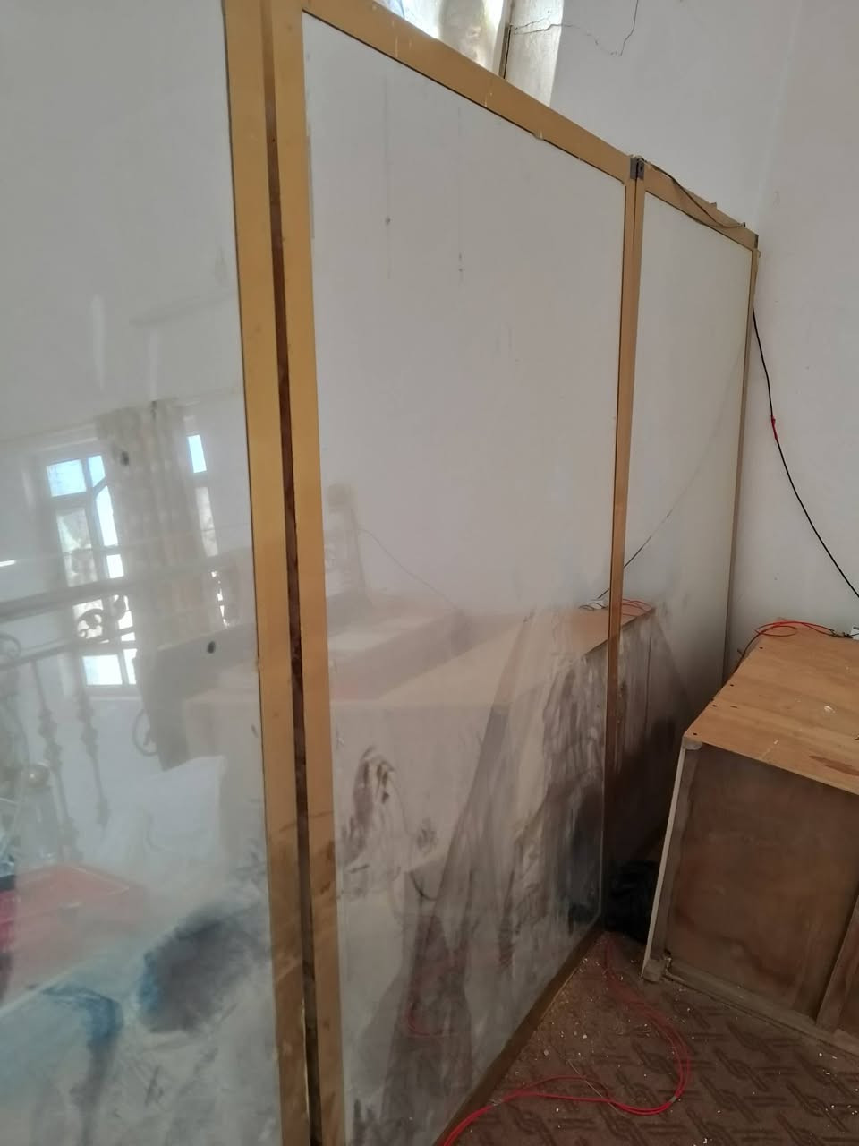 متاح مرايات عدد 3 
الطول 180 
العرض 120
مكان ديوانيه دغاره السعر 75 الف 
الاتصال ع رقم ***********
