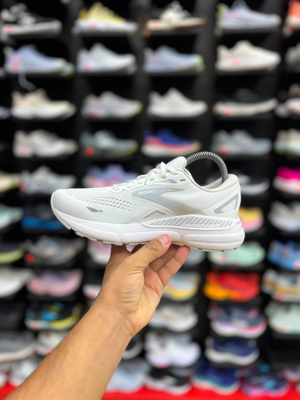 Brooks Adrenaline GTS 23

نظام الدعم الشامل (GuideRails): يساعد على محاذاة حركة الجسم الطبيعية وحماية الركبتين من الحركة الزائدة.تقنية التبطين DNA LOFT v2: نعل أوسط يوفر امتصاصاً ممتازاً للصدمات وراحة فائقة بوزن أخف.جزء علوي شبكي (Engineered Mesh): نسيج محبوك يوفر تهوية مثالية للقدمين أثناء الاستخدام الطويل.

قياس  38.5 القدم 24.5

السعر  75 الف

توصيل 5 محافظات 3 داخل النجف 
العنوآن نجف ملحق الروان
*********** واتساب
