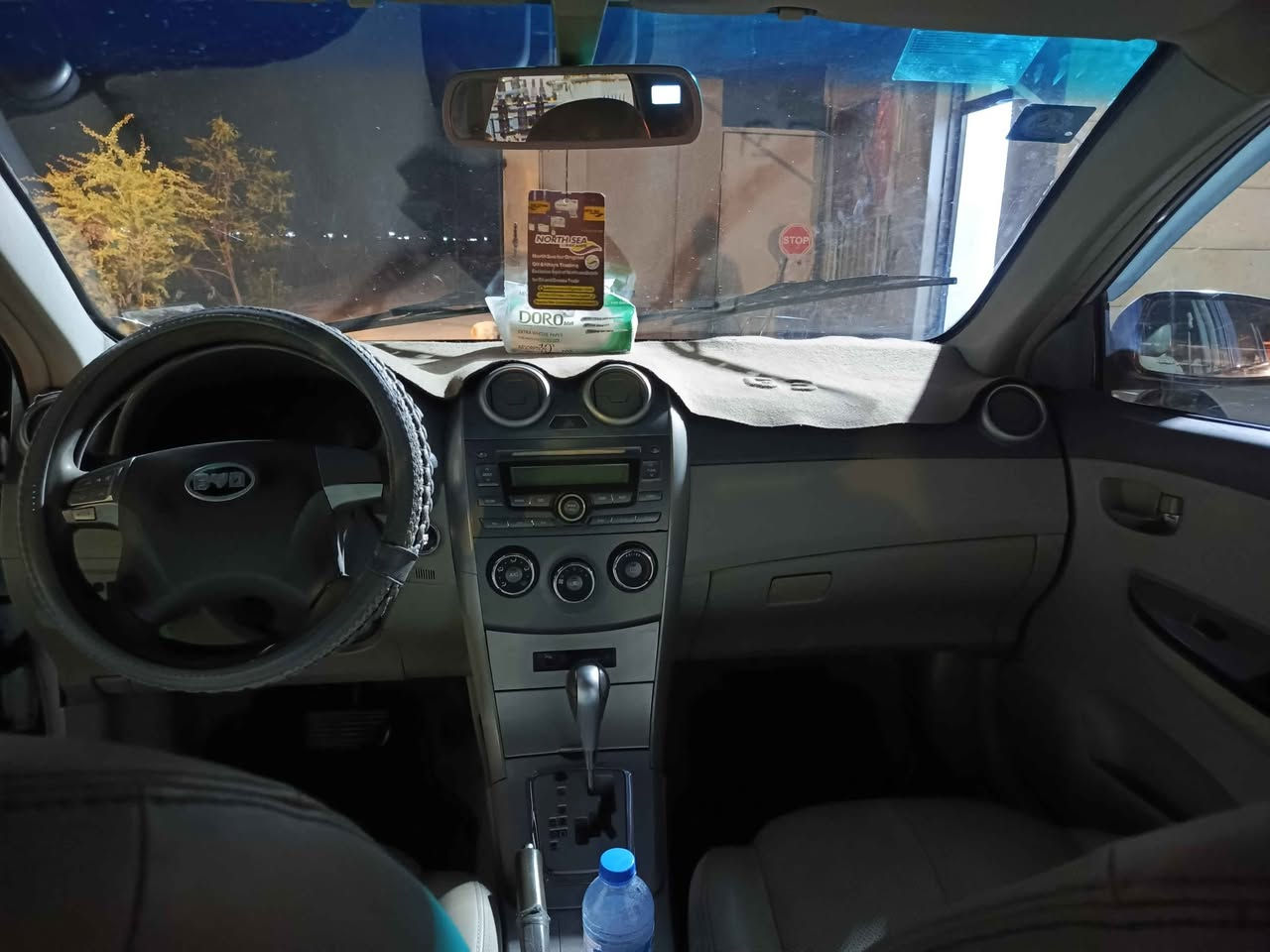 السلام عليكم 
سياره بي واي دي/ جي ثري مديل 2016 بصمه رقم بصره بأسمي تحويل ثاني يوم محرك بيه تنقيص كير جديد هسه شاده تبريد شغال ثلج دواخل جديده كارتون كشنات جلد دشبول يخبل بيه شويه خياسات لاكطهن مكفوله من الضربه والصبغ بيهه بارد تايرات جدد باتري جديد هسه شاده 
السعر 58 وبيهه مجال تعال وتدلل 
المكان البصره
*********** البصرة, العراق
