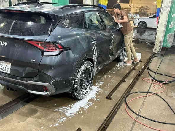 كيا سبورتج 2024  X-line نظيفة جداً
ماشيه 20 الف كيلو 
حادثها باب السايق مبدل نفس اللون واللي وراه مبدل  وربع الجاملغ الأمامي جهة السايق مصبوغ توحيد لون 
 مواصفاتها فول الفول
 محرك 2500
بانوراما
بصمة : تشغيل - ابواب -
صندوك كهرباء شاشة كبيرة على طول الدشبول دجتل كامل 
كيجات الكترونية متغيرة حسب الوضعيات 
تشغيل عن بعد  نظام ملاحة 
انظمة القيادة : سبورت - عادي- 
سمارت - 
الاضواء ترحيب عند الاقتراب مع ترحيب داخلي عند الصعود او المغادرة
. شحن وايرليس
هيتر امامي بالستيرن والكراسي 
 منافذ تايب سي عدد 3 مع 2 في الكشنات ومنفذ يو اس بي ومنفذ جداحة
هاند بريك بصمة
 اوتو هولد
. فول رادارات امامية وخلفية وجانبية360 درجه
مانع اصطدام خلفي وحساسات
 تحديد مسار ذكي
 قيادة أليه ذكية
 نقطة عمياء
 كروز سرعة. تدفئه وتبريد كشنات
كشنات كهرباء 
وضعيه تغير صوت المحرك
 اشاير بالمري
 تشغيل عن بعد 
شاشة لمس متغيرة لتحكم الميديا او لتبريد
. ستيرن فول تحكمات
وبعد بيها مواصفات هواي 
رقمها بغداد بأسمي  تحويل ثاني يوم
للبيع او المراوس  باقل حسب القناعه 
العنوان بغداد 
الهانف***********
السعر 23000 وبيه مجال حك جيتك بغداد
