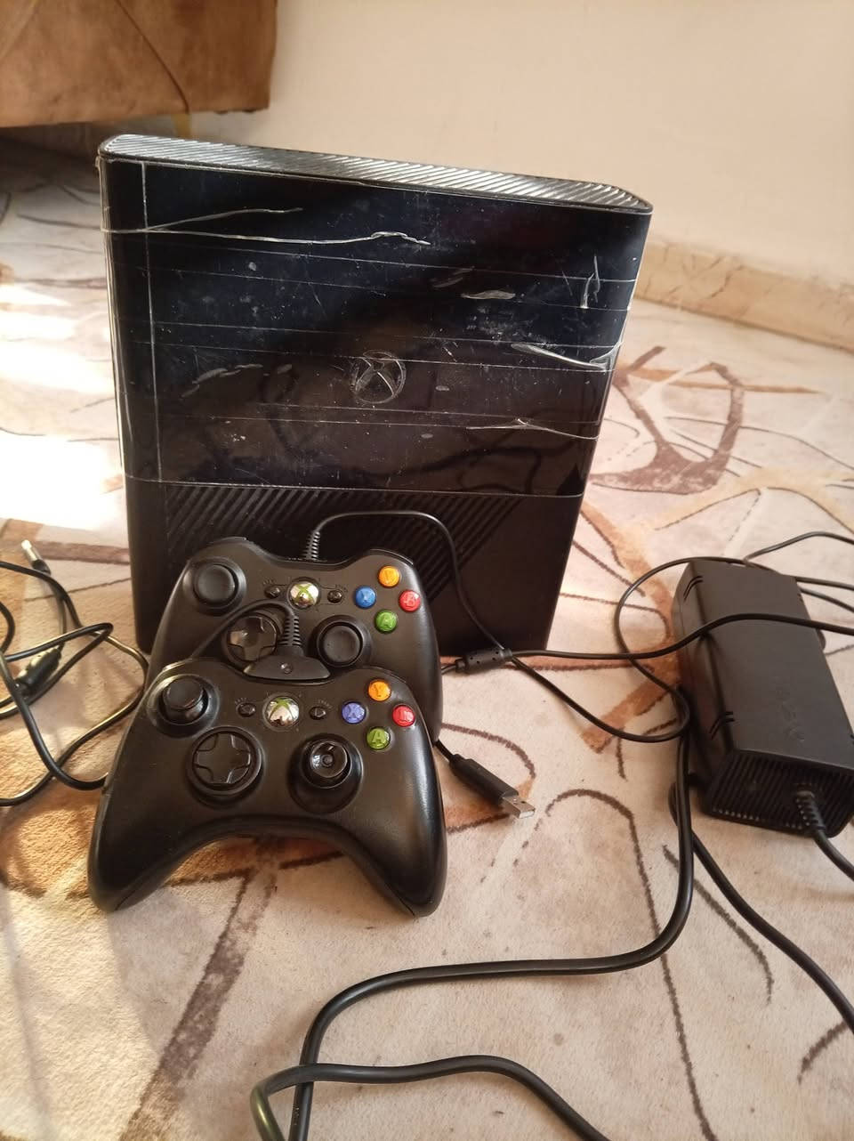 إكس بوكس 360سلم e شغال كل ملحقاته جاهزه بس ألعاب ممسوحات يعني بس تبدل هارد فقط قيم بما  يرضيك ويرضيني واليريد يجي خاص مكاني بابل مركز رقمي هذا ***********
