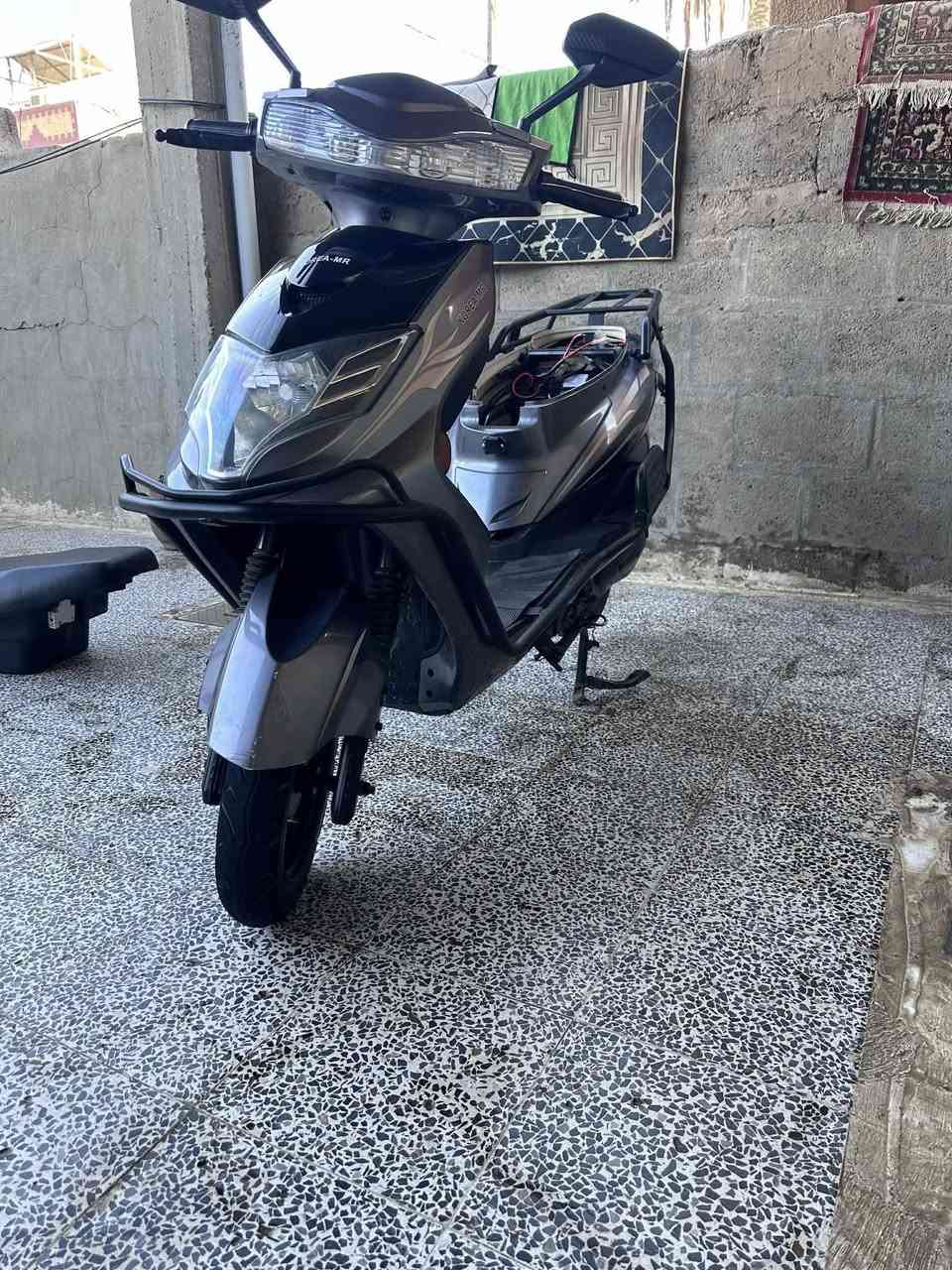 السلام عليكم شباب دراجه سكنس نفخ  موديل 2025 جديده قبل شهر تقريباً اخذتها
دراجه سته باتري مسطره كبار 

3️⃣نمر 

نظام البك 

نظام البارك 

بريكات هايدروليك 

بلوتوث

ملف الفين 

٣٢.  امبير 

٧٥.  فولت 

دراجه كلش نظيفه ومتصرف شحن 

السعر {850} وبيها مجال بسيط 

العنوان ! بغداد المحموديه ناحيه الرشيد 

الرقم *********** شريحه واتساب وخاص موجود
