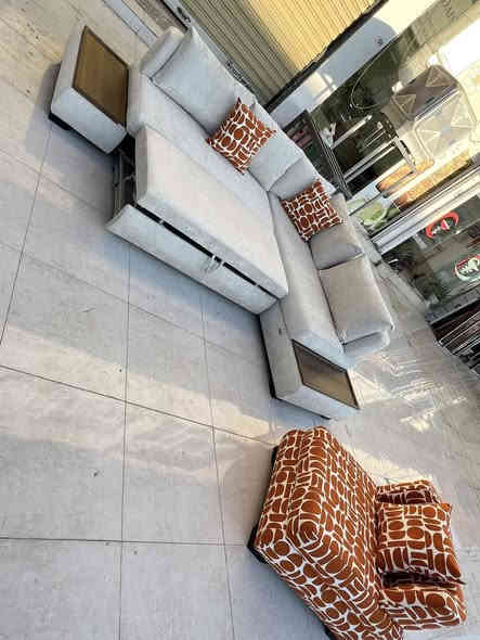 كورنر تركي مودرن New 🇹🇷
ماركة  (BELLONA أو إستقبال) 
يتكون من 6 نفرات مع الكرسي 
ميزة سرير 🛌 
 والجلوس سبرنك و مريح وسوفت 
وهيكل حديد بالكامل وثقيل جدا
والقماش كتان ثخين جدا
القياس 270  في 220 
السعر 620$   
للاستفسار واتساب ***********
عنوان مجمع شارى ئاندازيان مقابيل فلوريا ستي 
يوجود توصيل جميع محافضات العراق 🚚 150 الف
