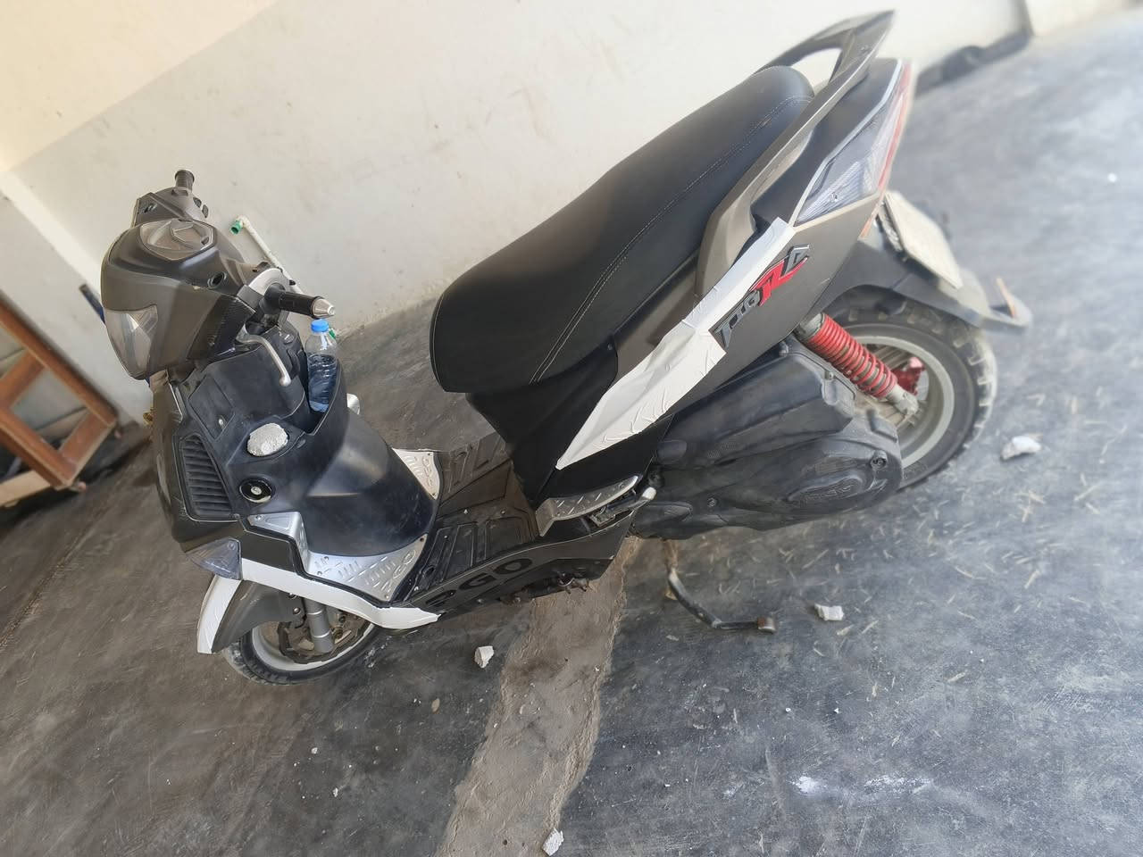 دراجه بيجو فرنسي دراجه جديده مال رنبه و مسجله لوحه وسنويه كهربايت محرك كله شغال بيع او مراوس حسب قناعه 
‏‪***********‬‏
