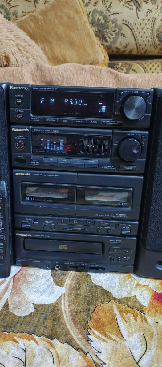 السلام عليكم .
اليكم تحفة السيستمات الميني الفاخرة  من شركة باناسونيك ..من النوع الثقيل .
سنغافوري ياباني مشترك ..كهرباء ٢٢٠ فولت .
الحهاز واطية عالية ٢٠٠ واط .سماعاته كل تك ٢٥٠ واط ..
الارتفاع  ٣٢ سم .الطول الكلي للجهاز ٥٨ سم . 
جهاز بلادي و مضمون ان شاء الله .
  شغال بالكامل  .. المواصفات :
مشغل اقراص  CD .
دبل كاسيت مسجل . اثنينهم  قلابات يشتغل وجهين .فقط واحد يشتغل الثاني يحتاج قوايش
 اواكس لربط النقال او الشاشة او اي جهاز اخر .ويدعم ربط بلوتوث خارجي عالاواكس . 
راديو باحث FM+ MW + SW1+SW2.مع خزن قنوات مفضلة .
 ادخال لربط لاقط مايكرفون مع التحكم بالصوت و الصدئ ايكو .
مع تحكم كامل بالصوت من ايكولايزر وخاصية التضخيم المضاعف XBass .
ونشرة ضوئية مع الصوت في واجهة الجهاز .
ملحقات الجهاز ريمونت تحكم مع واير كهرباء 
ما يحتاج اتكلم عن شغله وصوته المواصفات و قدرة الصوت تكفي .
السعر ١٠٠ الف نهائي اخوان وبلا احراج .
اي استفسار والمراسلة عالخاص رجاءا او الرقم
*********** البصرة .موجود توصيل شركة .

