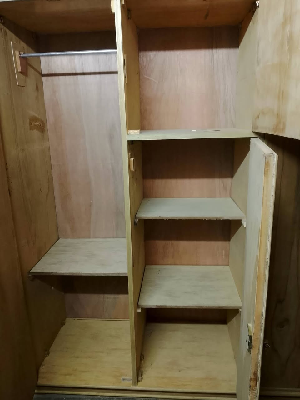 كنتور 3ابواب الوجه جديد مكبوس كنتور مجدد نضيف حيل باقي عل صبغ اليريده اصبغه ودزه 180الف مكان بغداد شعله جكوك موجود توصيل داخل بغداد ***********
