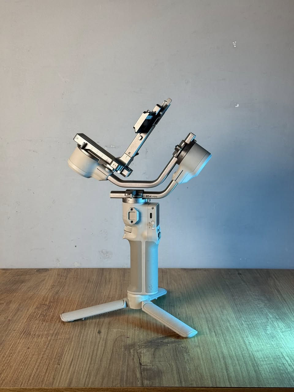 اقرء المنشور عدل 🤍
كاميرا canon 250d / ٦٤٥

الملحقات : 

- رامات 2 

- بطارية + شاحنة 2 

- عدسة الكاميرا الاصلية 

- حقيبة 

- حافظ رامات من التلف 

________________ 

عدسة 50mm / ١٢٥

رونين rs4 mini /  ٣٥٠

ستاند كاميرا / ١١٠ 

تحويلة نقل من الكاميرا ( للهاتف او الحاسبة ) 

للتواصل واتس اب 

***********📞
