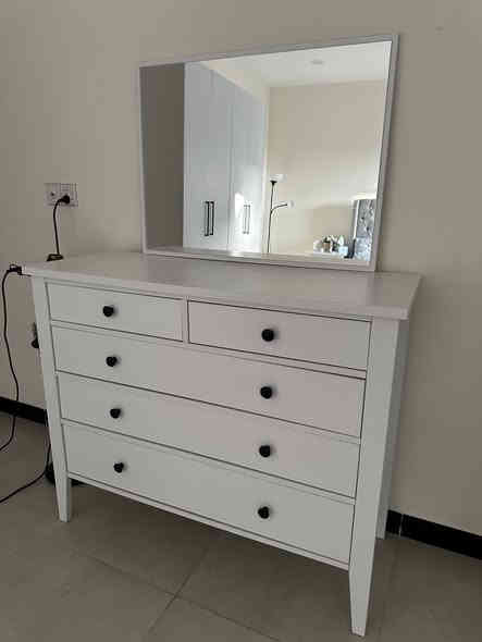 غرفة نوم نفرين نظيفة جداً.. تتكون من سرير نفرين مع تخزين داخل السرير .. كومديات عدد ٢ .. كنتور ٤ ابواب .. مرآة .. وميز تواليت .. السعر ١,٥٠٠,٠٠٠ وقابل للتفاوض.. للاستفسار الاتصال على الرقم ***********
