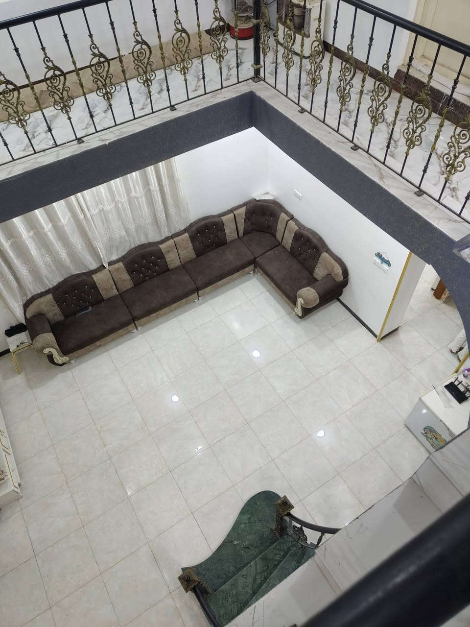 دار طابو صرف للبيع مساحته 200 متر 10×20 بناء 2025 طابقين يحتوي الطابق الارضي على غرفتين نوم ومطبخ واستقبال وهول كبير ومجمع صحي .والطابق الثاني غرفتين نوم ومجمع صحي البيت يحتوي على سطحين وبيتونه كبيرة وصحيات خارجيه  ايضا ..موقعه في المهندسين خلف التجاري 
مباشرة مقابيل منفذ ابو حنين  ...  علما ان الدار مطلوب اسكان 50 مليون وللاستفسار اكثر  الاتصال على الرقم *********** ..
