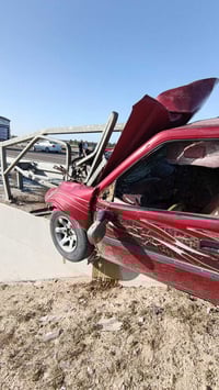 اخوان سيارة للبيع ع وظعها او تفصيخ محركها ممتأذي بي تفرعات بسيطه متأذي...